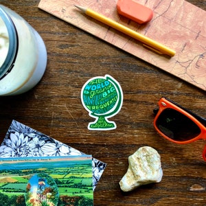 Sticker handgeschreven wereld is groots, reissticker, inspirerende sticker, sticker met letters, sticker reiziger, sticker ontdekkingsreiziger