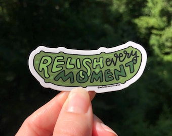 Pegatina de pepinillo con letras a mano, pegatina "Disfruta cada momento", pegatina inspiradora, pegatina para amantes de los pepinillos, pegatina con letras artísticas, pegatina de verano