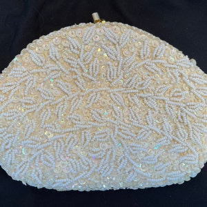 Bolso Richere vintage de la década de 1950 de Walborg Hecho en Hong Kong White Creme Beaded Chain Clutch Eveningwear - Hong Kong
