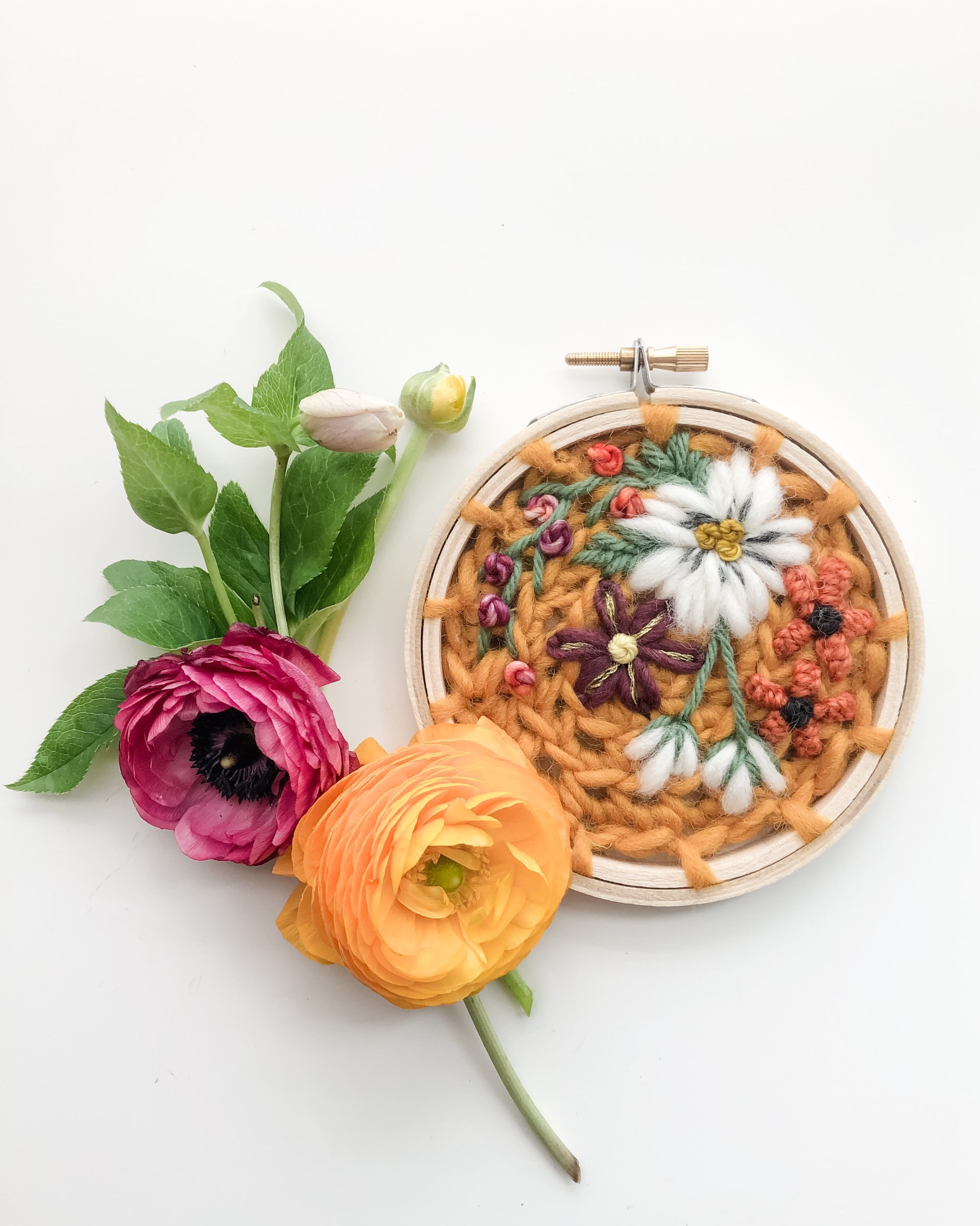 Accrochage Mural Confortable en Fibre de Moutarde Art. Broderie Cerceau Terre Cuite Orange Brûlée. F