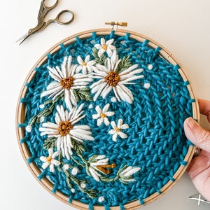 Large Daisy Embroidery. Wildflower Fiber Art Hoop. Textured Decor Wall Hanging. Mom Grandma, Hand Stitched Wedding Gift. Teal White Bedroom