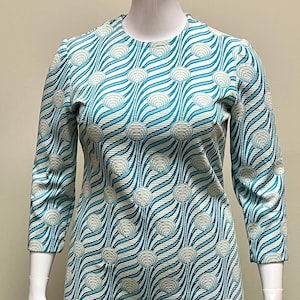 Blauwe jurk met abstracte print uit de jaren 60 van "Flutterbye"