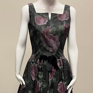 1950er - 1960er Florale Taftscheide mit gefüttertem High - Low - Schößchen