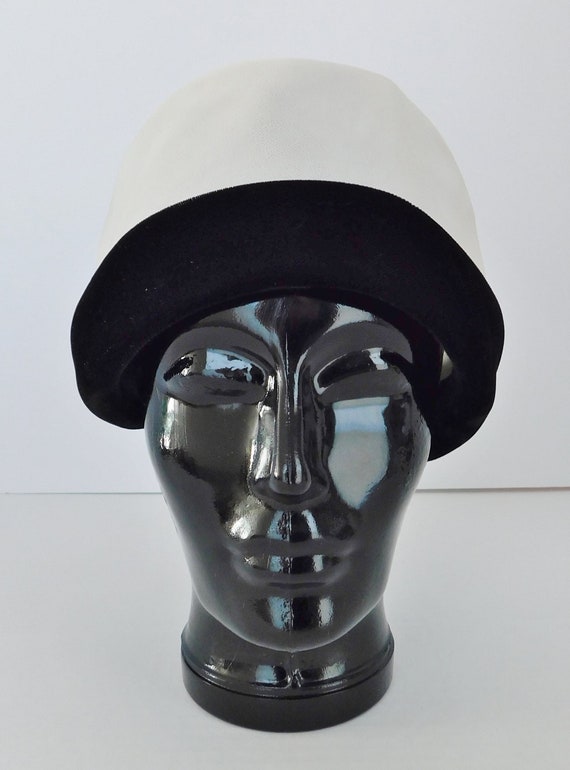 1960's Velvet Cloche Hat - image 2