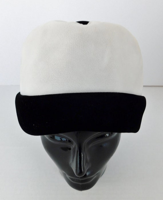 1960's Velvet Cloche Hat - image 3