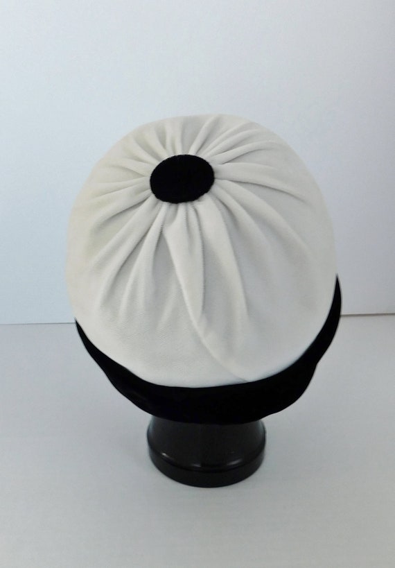 1960's Velvet Cloche Hat - image 6