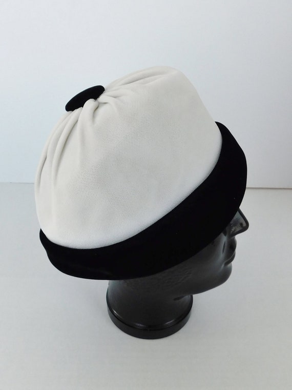 1960's Velvet Cloche Hat - image 8
