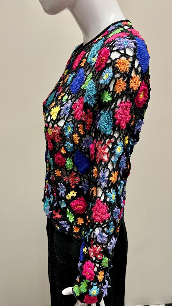 Vintage 90’s beautiful flower crochet tie up cardigan