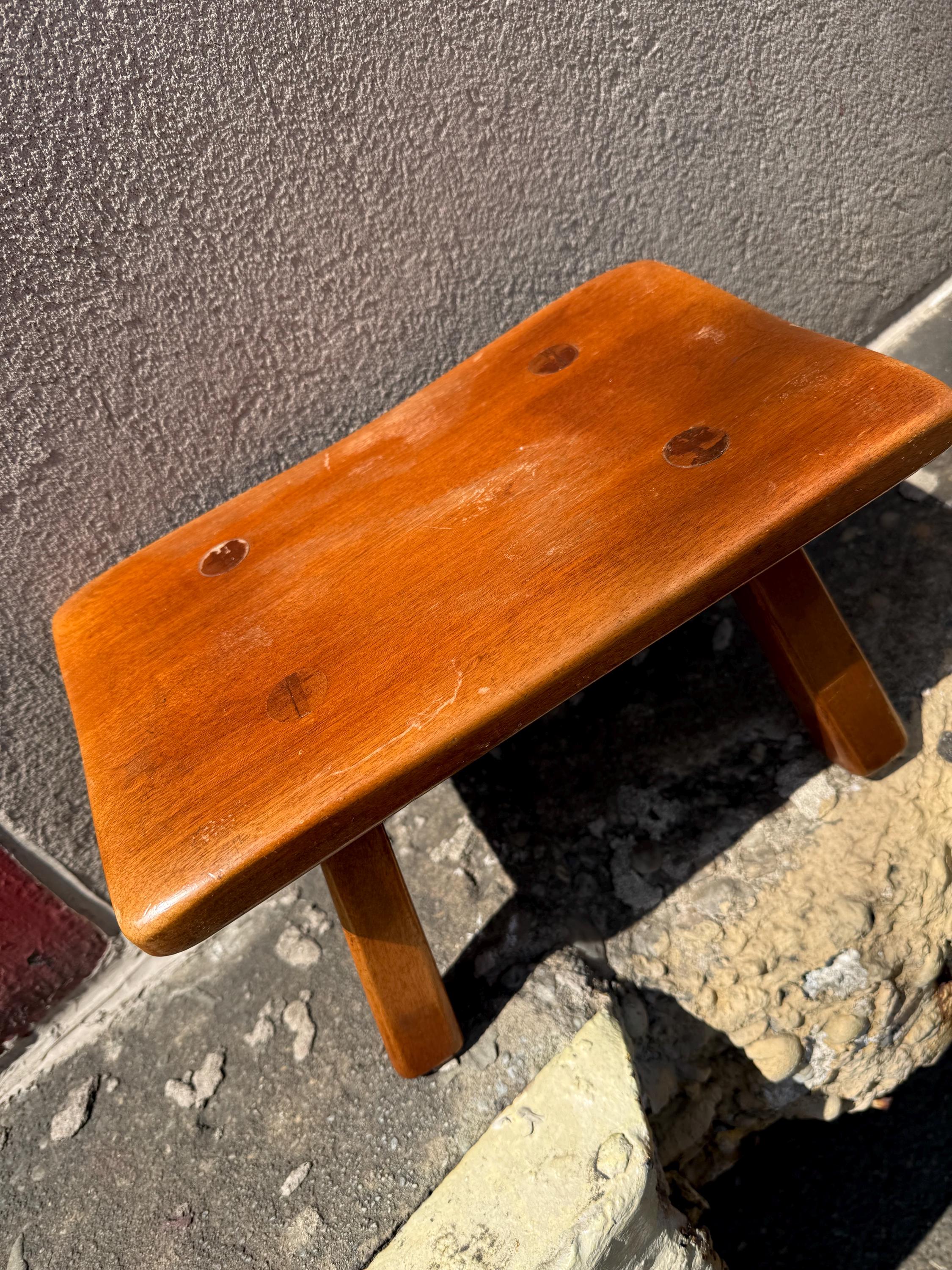 Excellent Condition Cushman 9038 Maple Step Stool W Beautiful