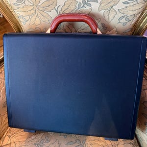 Maletín Samsonite vintage rígido fabricado en Bélgica con preciosa asa de cuero. Nuevo, sin usar.