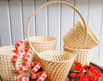 Lovely Cream Color Weaved Plastic Mid Century Flower Baskets Spring Valentines Easter - Set of 5