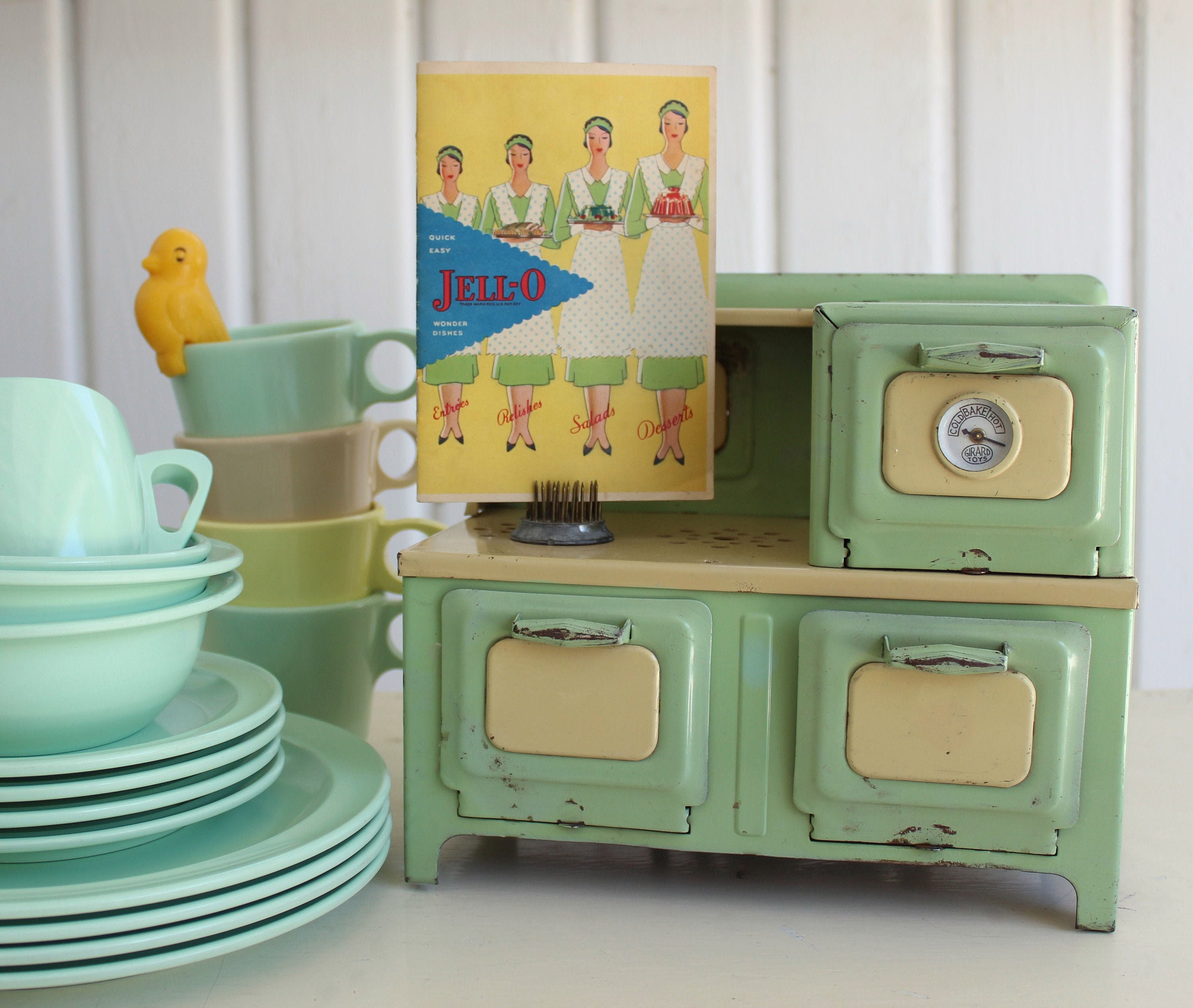 Vintage Metal TOY STOVE Mint & Cream, Girard Electric Kitchen Toy