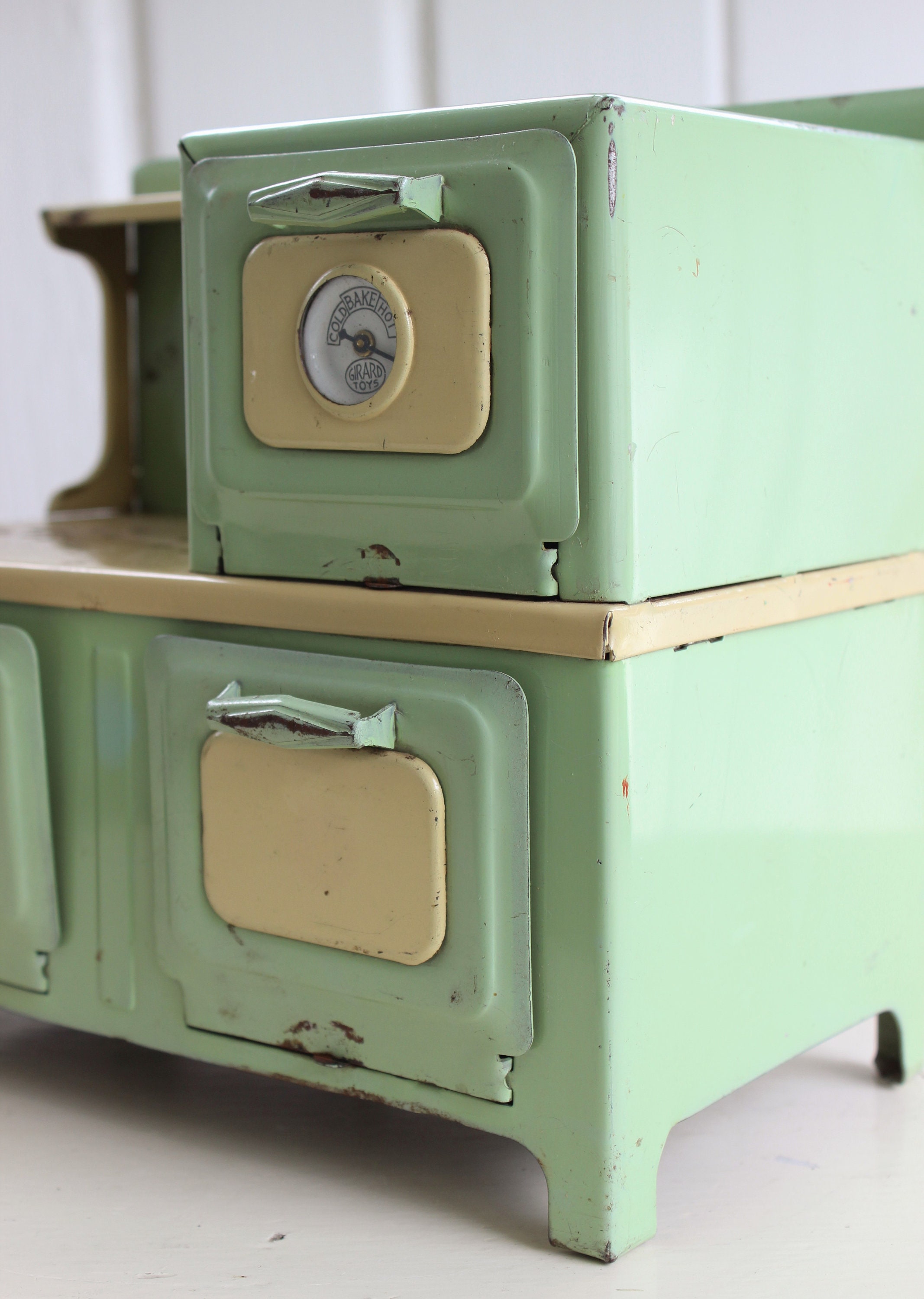 Vintage Metal TOY STOVE Mint & Cream, Girard Electric Kitchen Toy