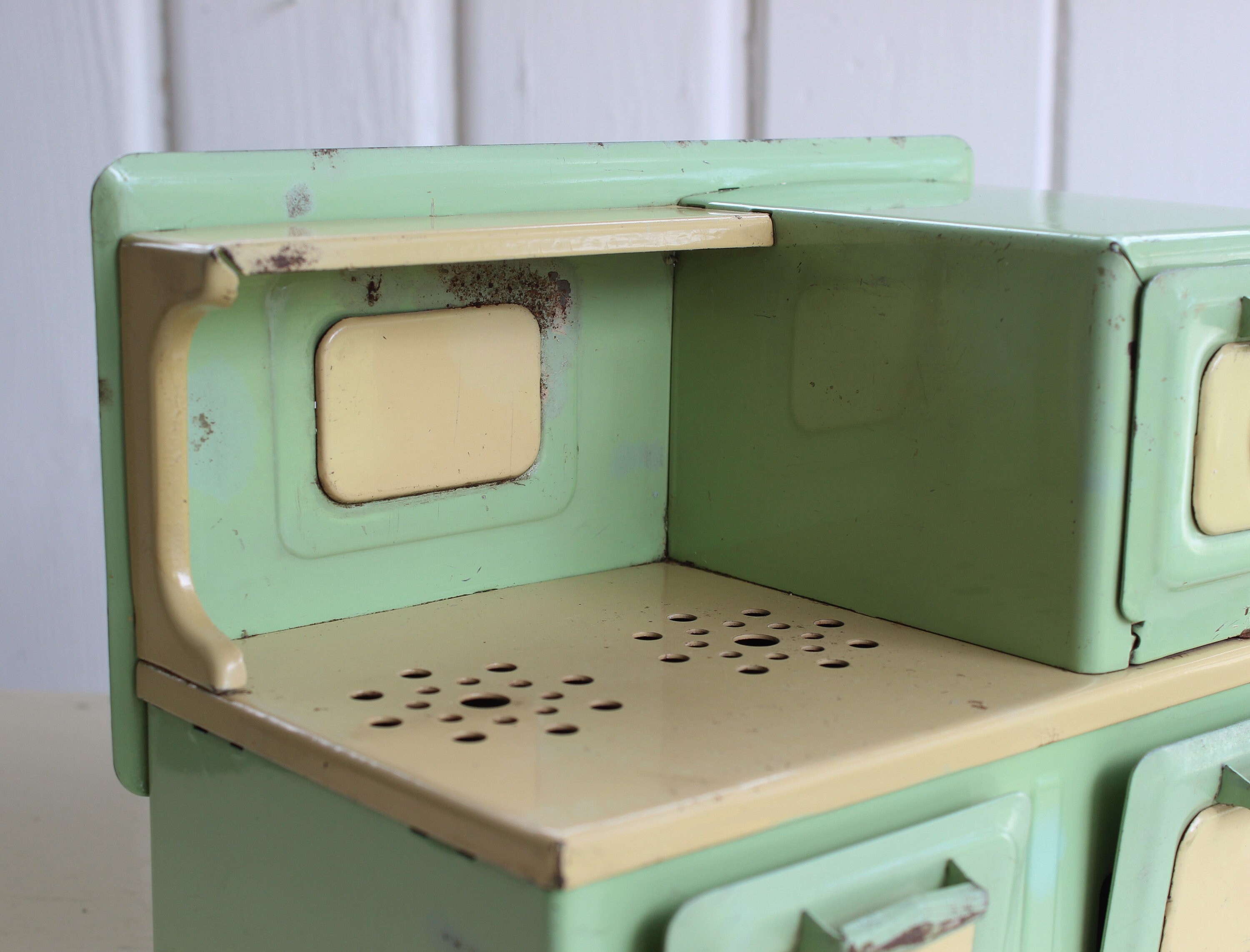 Vintage Metal TOY STOVE Mint & Cream, Girard Electric Kitchen Toy