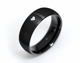 Anillo de compromiso de tungsteno con un pequeño corazón: alianza unisex negra - Grabado personalizado gratis en el interior