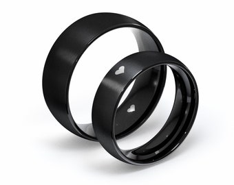 Juego de anillos de promesa a juego con forma de corazón pequeño: bandas de tungsteno negro con acabado cepillado, ajuste cómodo y abovedado de 6 mm u 8 mm