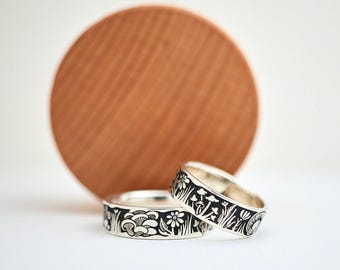 Anillo Mushroom Meadow: Anillo de plata de ley con diseño floral grabado con una obra de arte original personalizada: setas, caracoles, hierba y flores.