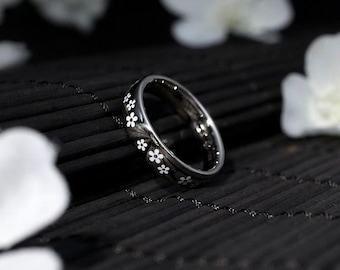 Flores de cerezo blancas: Anillo de oro macizo de 14 quilates con incrustaciones de cerámica. Anillo único con diseño floral de sakura.