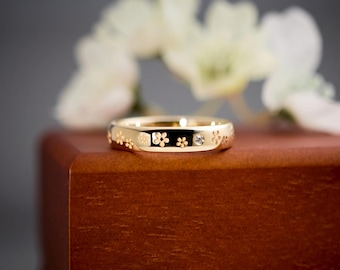 Pequeño anillo de oro con flores de cerezo Sakura y diamantes