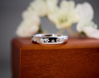 Anillo Petite Sakura de platino con flores de cerezo y diamantes