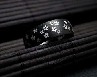 Anillo de tungsteno negro con diseño de flor de cerezo: Sakura en la noche, anillo con diseño floral grabado.
