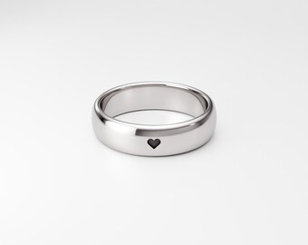 Anillo de compromiso de plata de ley de 5 mm de ancho con un pequeño corazón, grabado, banda redondeada de cúpula baja, ideal para novias y prometidas.