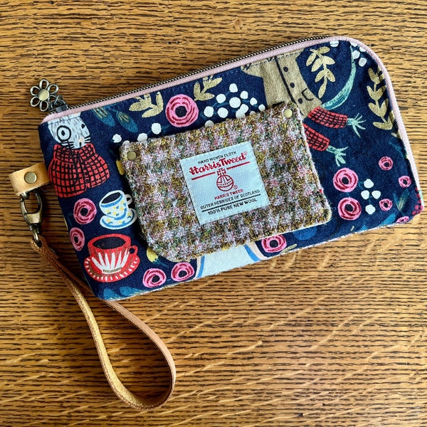 Harris Tweed y Rifle Paper Co Wristlet - Alicia en el País de las Maravillas