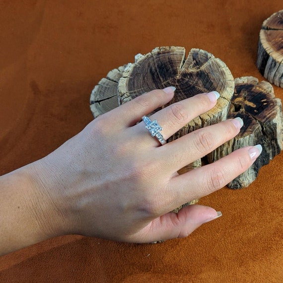 Vintage 14 Karat White Gold Diamonds Ring - image 5