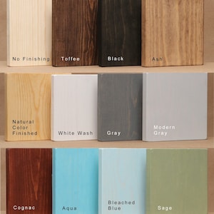 Pode incluir: Dez amostras de madeira em diferentes cores e acabamentos, incluindo No Finishing, Toffee, Black, Ash, Natural Color Finished, White Wash, Grey, Modern Grey, Cognac, Aqua, Bleached Blue e Sage.