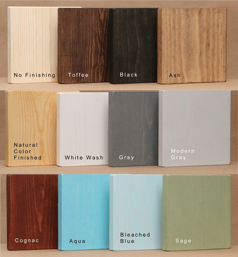 Pode incluir: Dez amostras de madeira em diferentes cores e acabamentos, incluindo No Finishing, Toffee, Black, Ash, Natural Color Finished, White Wash, Grey, Modern Grey, Cognac, Aqua, Bleached Blue e Sage.