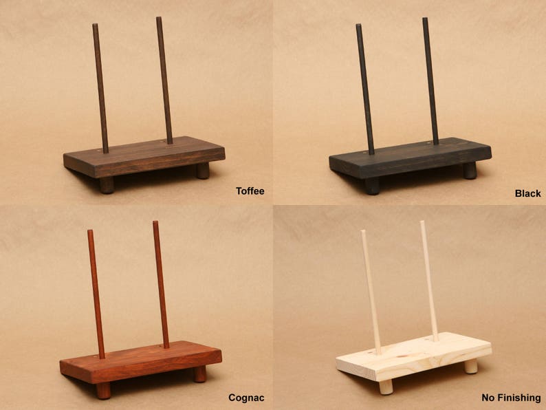 Pode incluir: Quatro suportes de exibi&ccedil;&atilde;o de madeira com diferentes acabamentos: Toffee, Preto, Conhaque e Sem Acabamento. Cada suporte tem duas cavilhas de madeira verticais e uma base retangular.