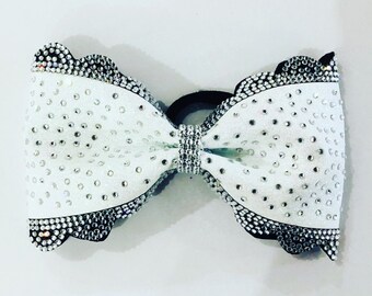 Faliste brzegi, brokat, kokarda z kryształkami bez ogonka