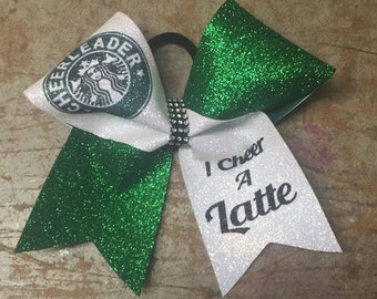 I Cheer A Latte Glitter Kokarda do kibicowania