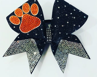 Mega błyskotka z odciskiem łapy na kokardce z brokatem