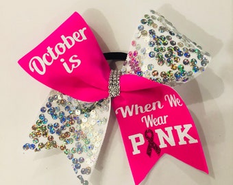 Październik to czas, kiedy nosimy różowe kokardy do włosów