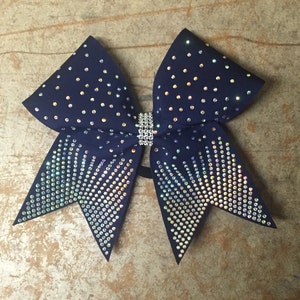 散らばったラインストーンのしっぽがリボンを応援します