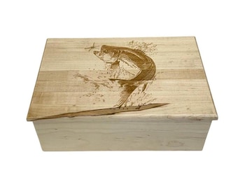 Könnte beinhalten: Eine Holzkiste mit einem Laser-gravierten Bild eines Barsches, der aus dem Wasser springt. Die Kiste ist aus hellem Holz gefertigt und hat eine natürliche Holzmaserung.