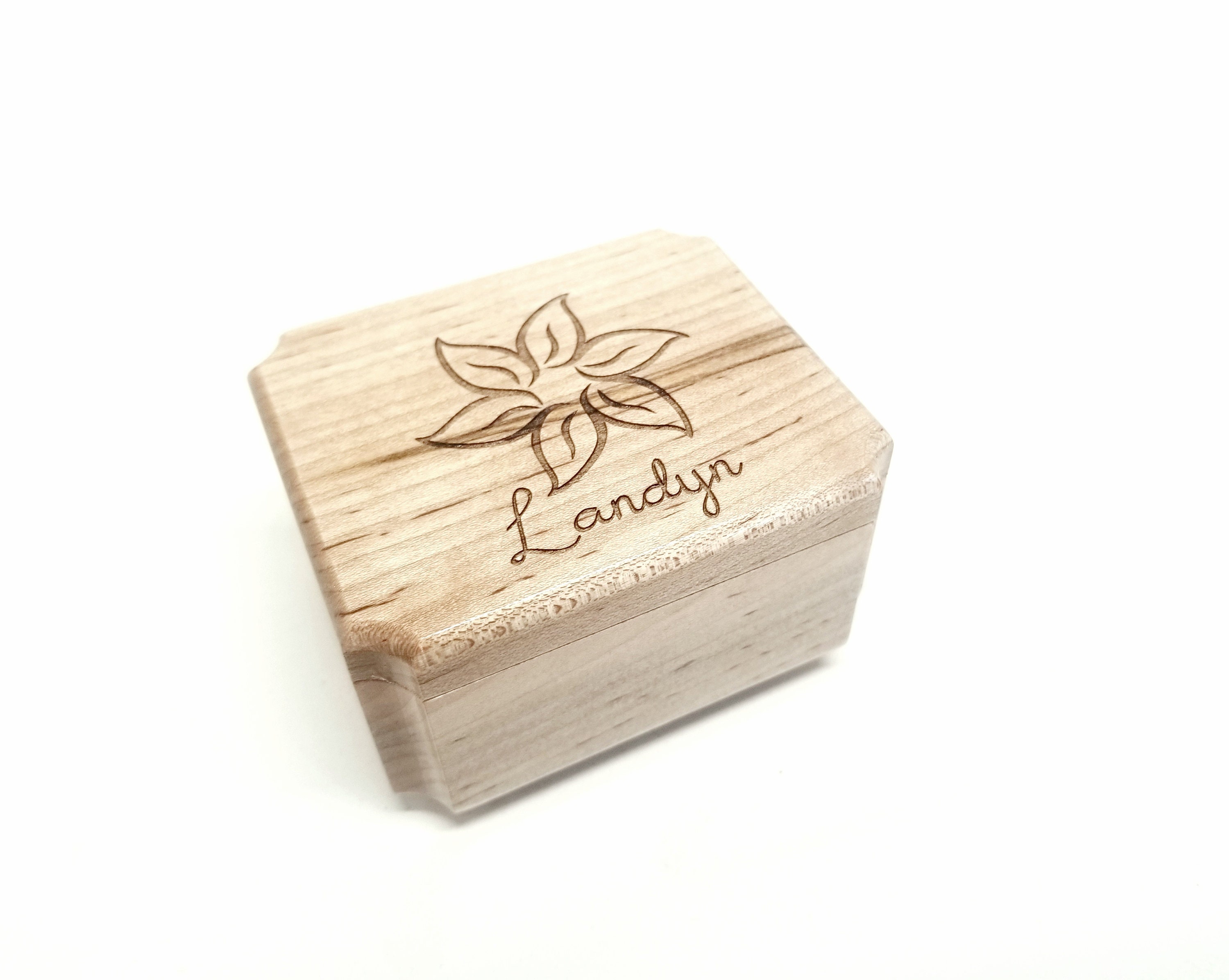 Una caja de música de madera natural de todo el mundo de tamaño mini cuerda  caja musical, arce