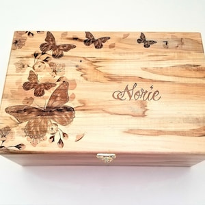 Personalisierte Schmetterlings-Erinnerungsbox 12x8x4, kundenspezifische handgemachte hölzerne Aufbewahrungsbox, Tochter Geschenk, personalisierte behalten Sake Box, Enkel Geschenk