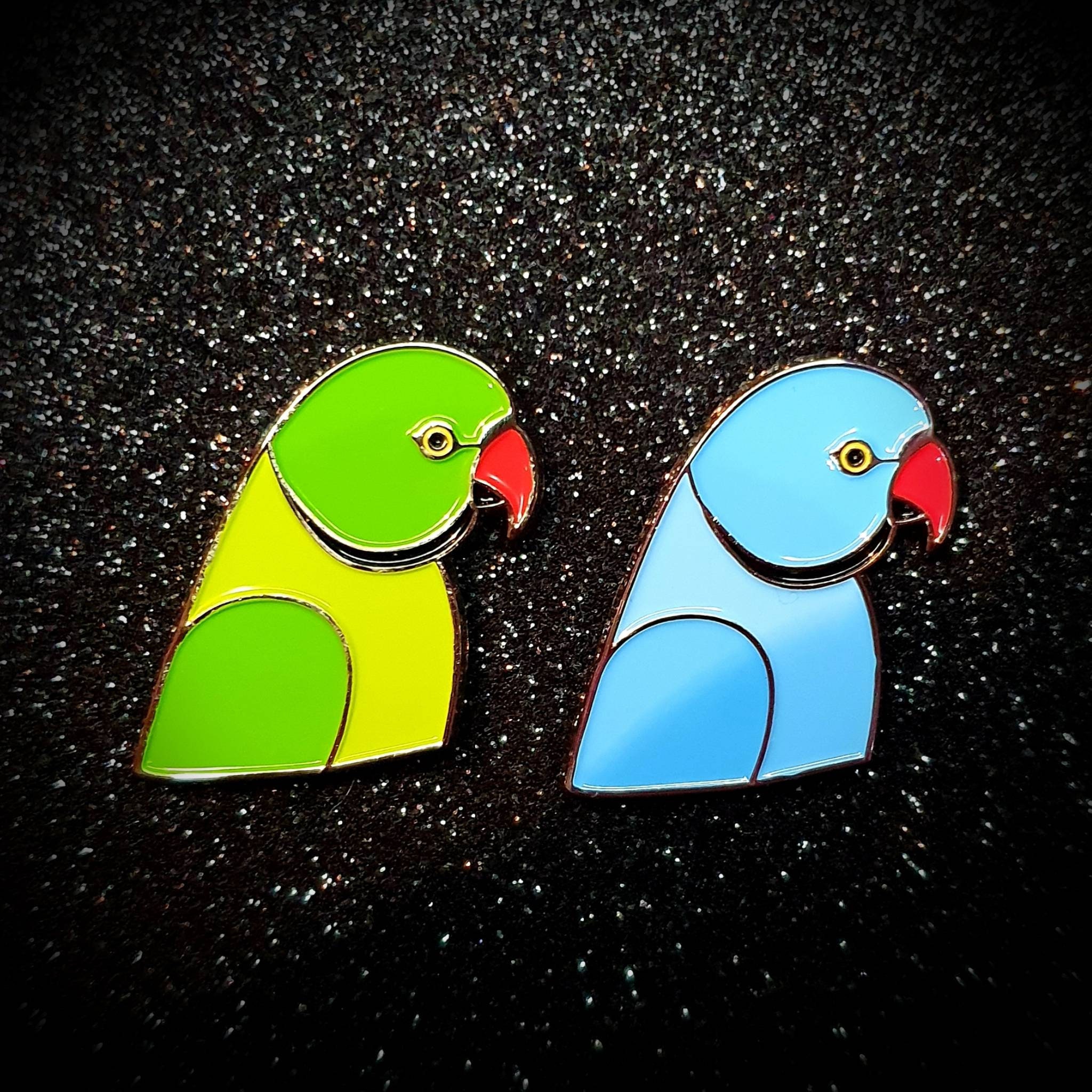 Indian Ringneck Parrot Enamel Pin in Green or Blue België