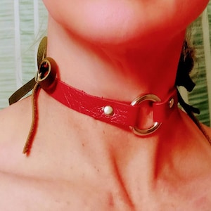 Submissive christmas collar red and green leather. Stainless steel ring with shackle clasp 14 1/2 inches