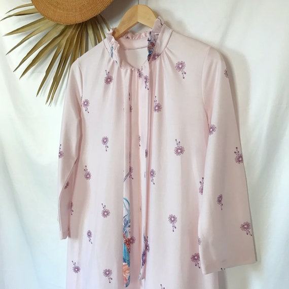 Vintage 70's Blush Pink Floral House Dress | Dres… - image 5