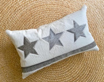 Funda de almohada lumbar COWHIDE TRIStars de 12" x 20", color gris y blanco, con pelo natural sobre piel.