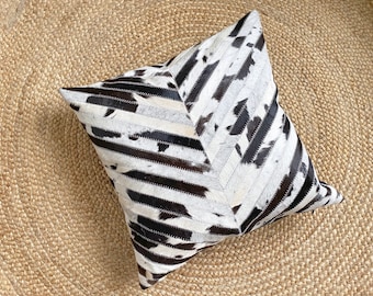 Funda de almohada de piel de vaca con diseño ARROW de 18" x 18", pelo blanco y negro sobre piel - cuero hecho a mano.