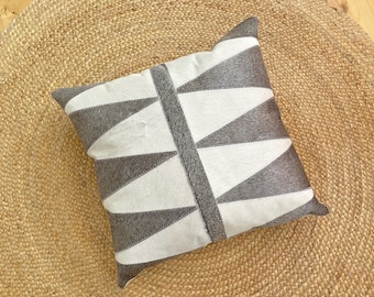 Funda de almohada lumbar de piel de vaca diseño ZIGZAG 20"x20" pelo blanco y gris sobre piel - cuero hecho a mano.