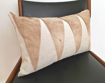 Almohada lumbar de piel de vaca auténtica ZIGZAG de 12 x 20 pulgadas con pelo color marfil y tostado en la piel