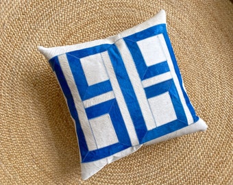 Funda de almohada de piel de vaca de 50 x 50 cm, con pelo blanco y azul sobre piel, patchwork de clave griega. Envío gratuito.