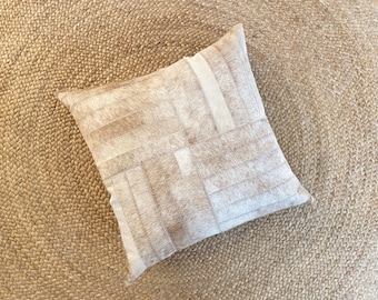Funda de almohada de piel de vaca diseño Quatro 18"x18" pelo sobre piel hecha a mano tonos beige patchwork.