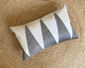 Funda de almohada lumbar de piel de vaca auténtica ZIGZAG, 30 x 50 cm, color marfil y gris.