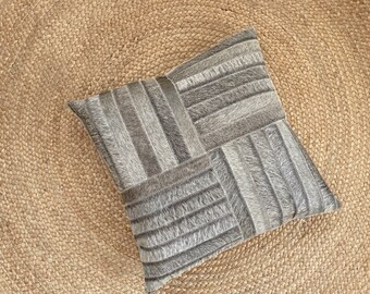 Funda de almohada de piel de vaca diseño Quatro 18"x18" pelo sobre piel hecha a mano tonos grises patchwork.